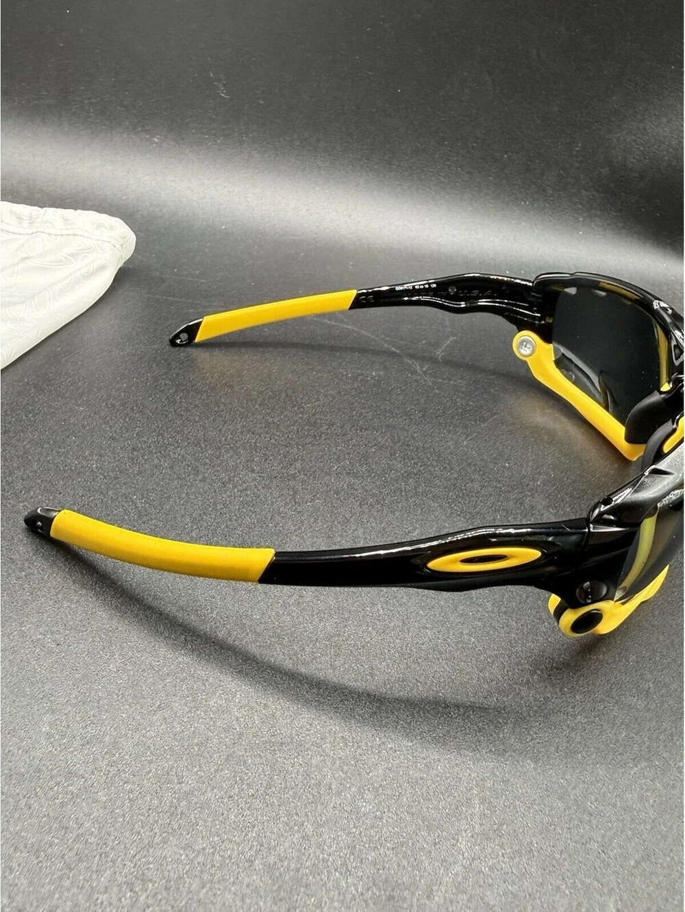 Oakley New Racing Jacket Livestrong Polished Black/Black Iridium OO9171-12